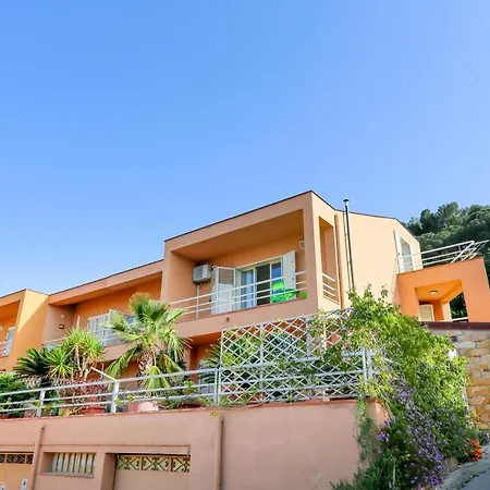 A Casa Nostra Cefalu
